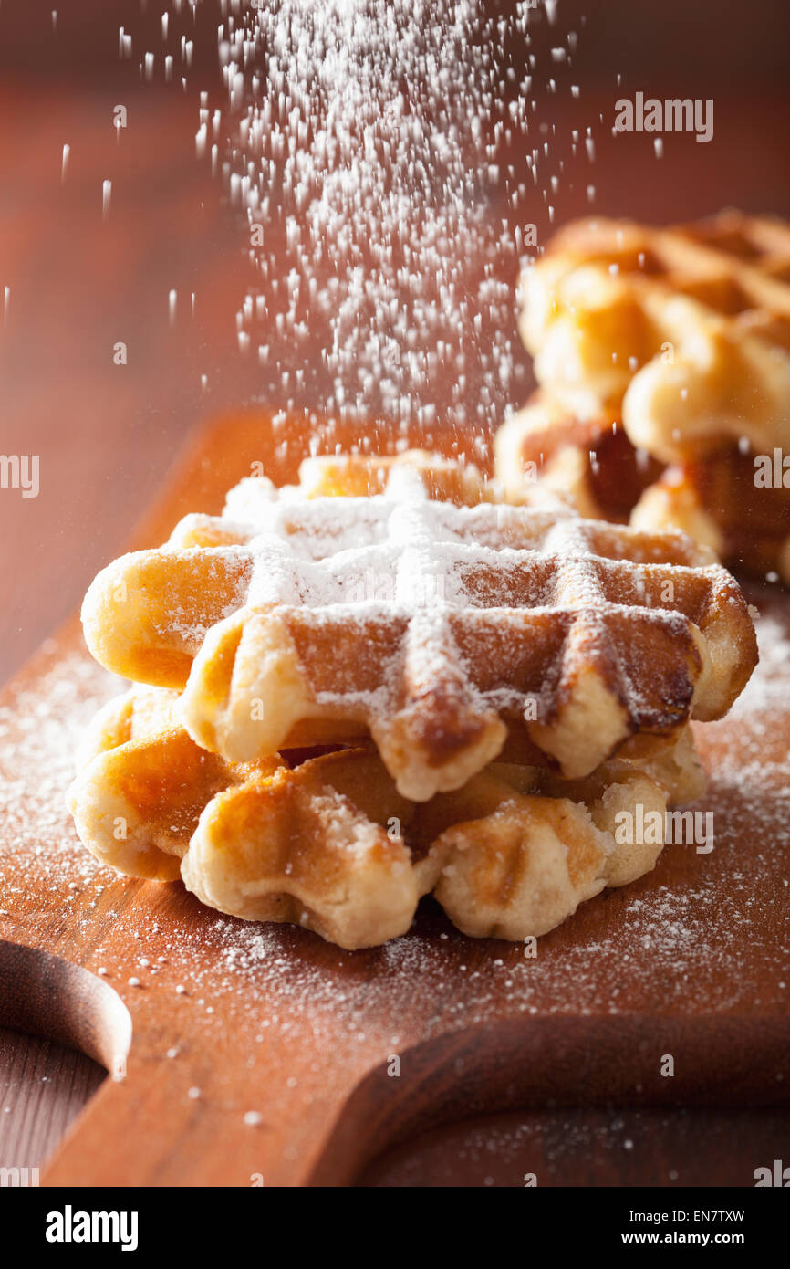 belgische Waffeln mit Puderzucker bestreut Stockfoto