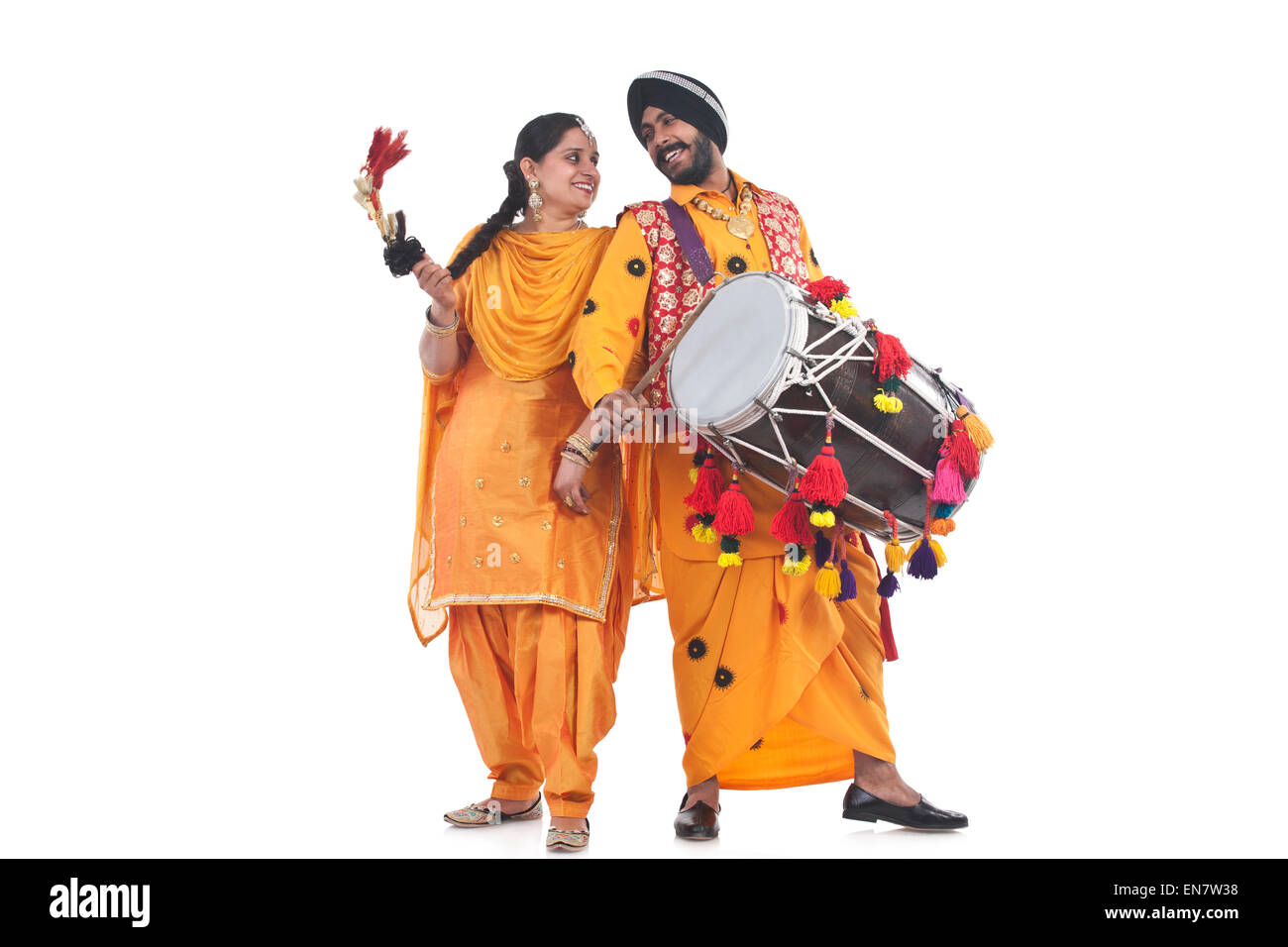 Sikh Bhangra Tänzer stehen Rücken an Rücken Stockfoto