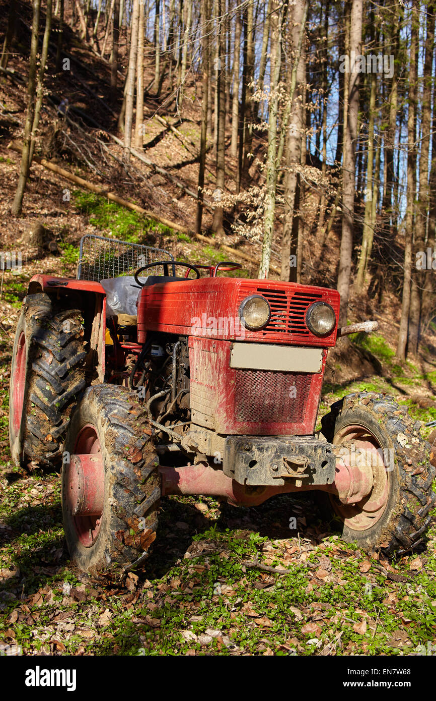 Protokollierung der Traktor mit einer Ankerwinde im Wald Stockfoto