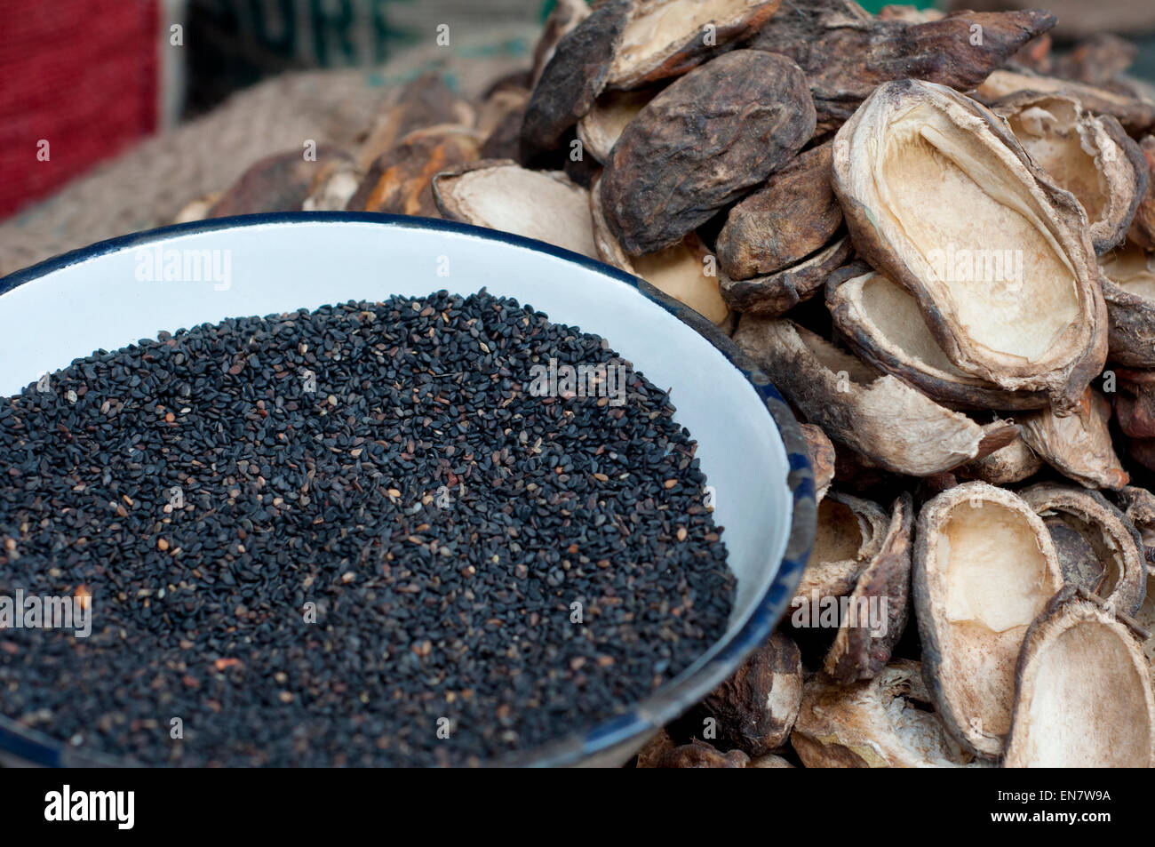 Schwarzer Sesam und Mango Samen zum Verkauf auf dem Markt Stockfoto
