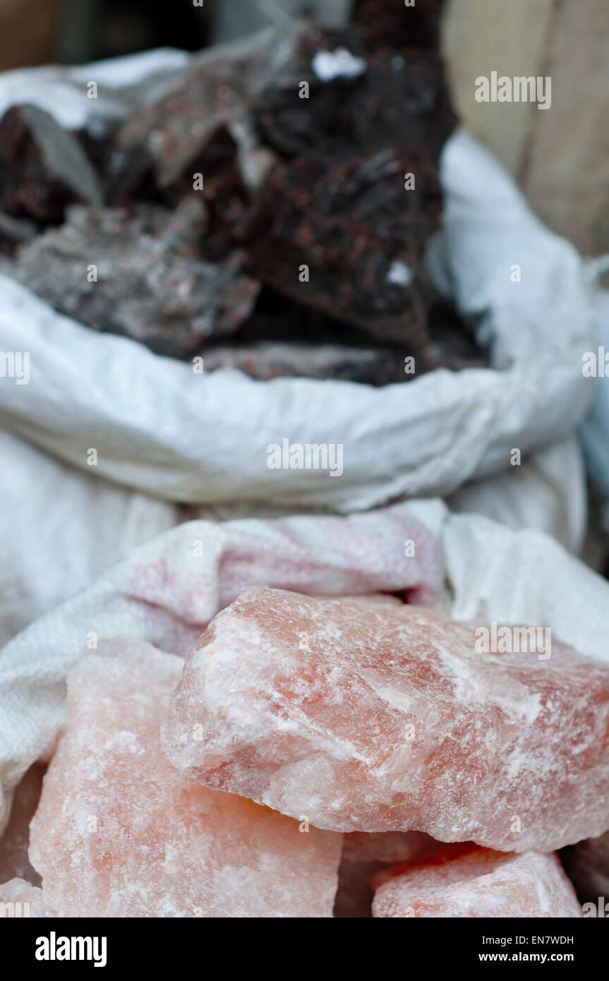 Säcke mit schwarz und rosa Salz zum Verkauf auf dem Markt Stockfoto