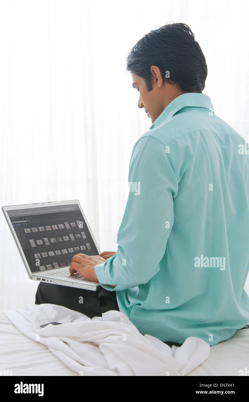 Junger Mann auf laptop Stockfoto