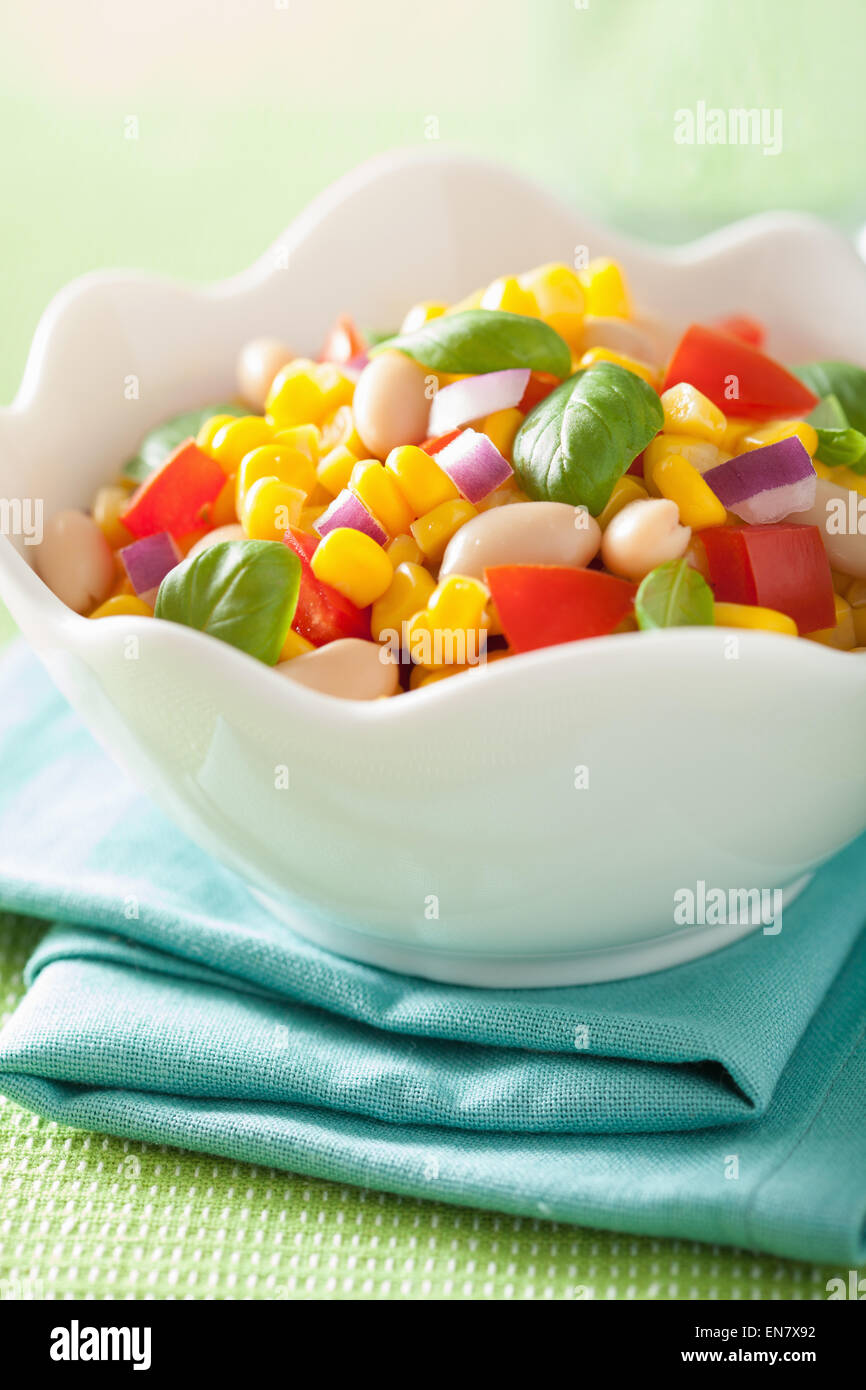 gesunder Feldsalat mit Tomaten-Zwiebel-weiße Bohnen-Basilikum Stockfoto