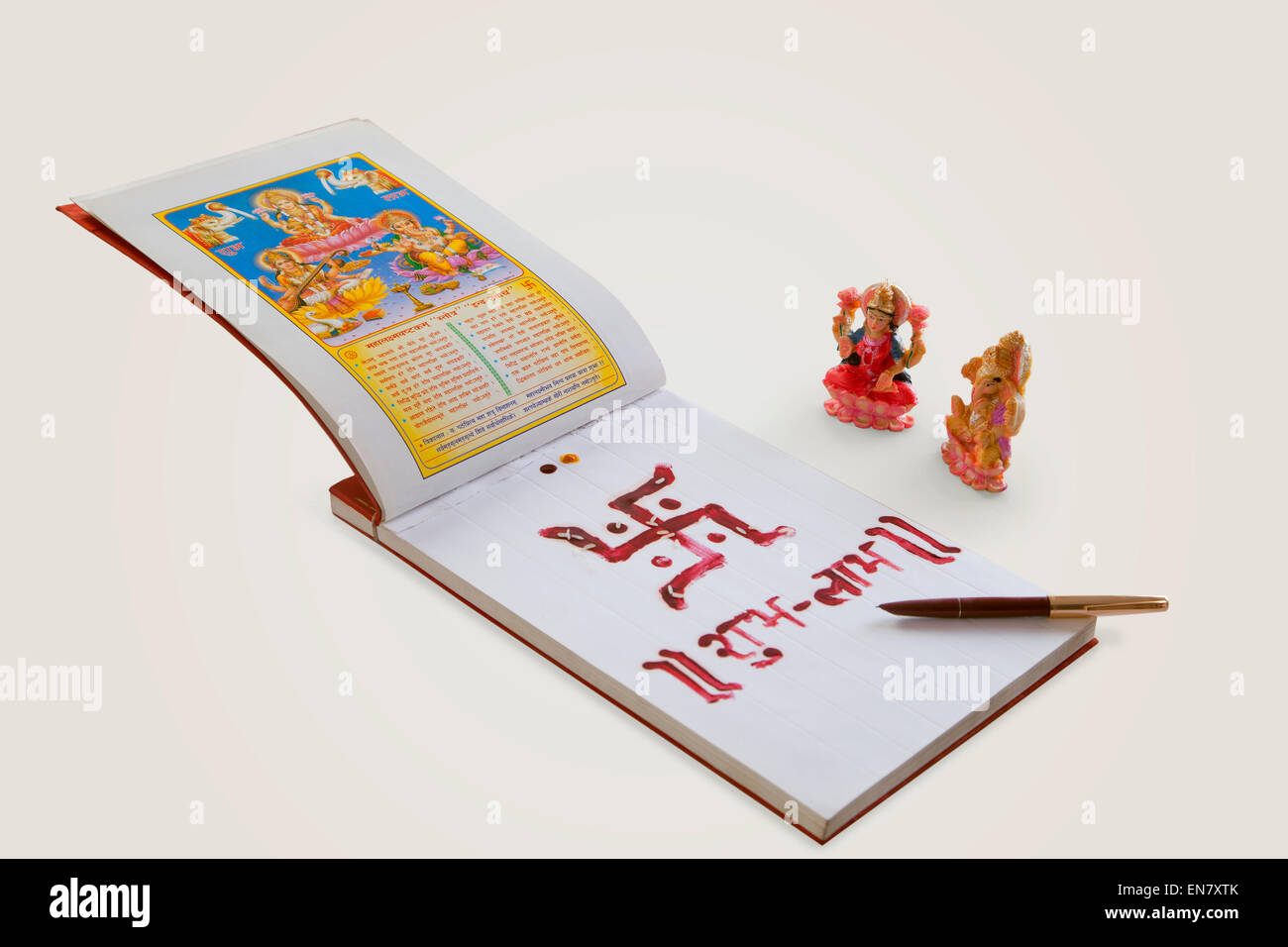 Lakshmi und Ganesha Idol mit Hauptbuch und einen Stift isoliert auf weißem Hintergrund Stockfoto