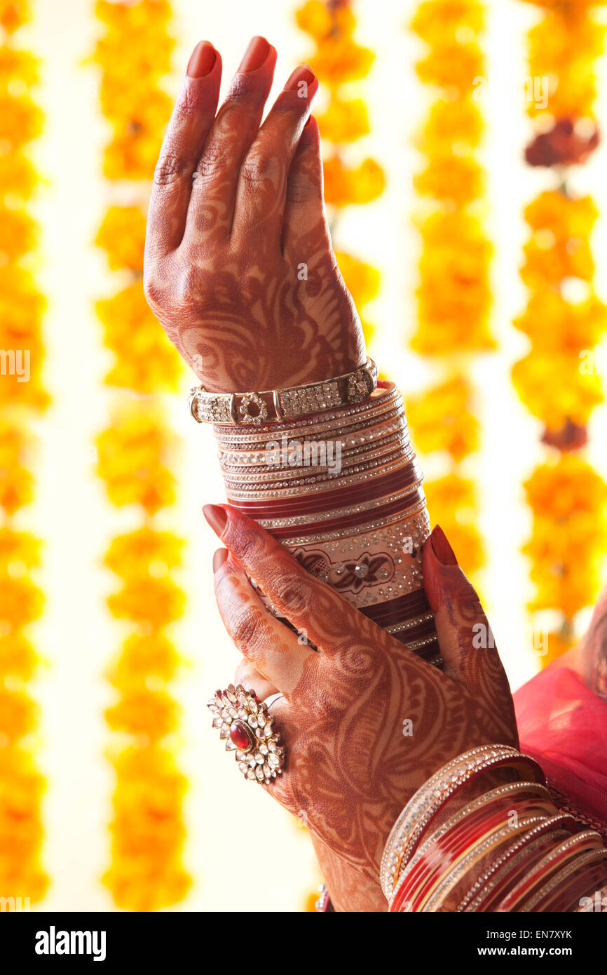 Bräute Hände in Hochzeit Armreifen und ring Stockfoto