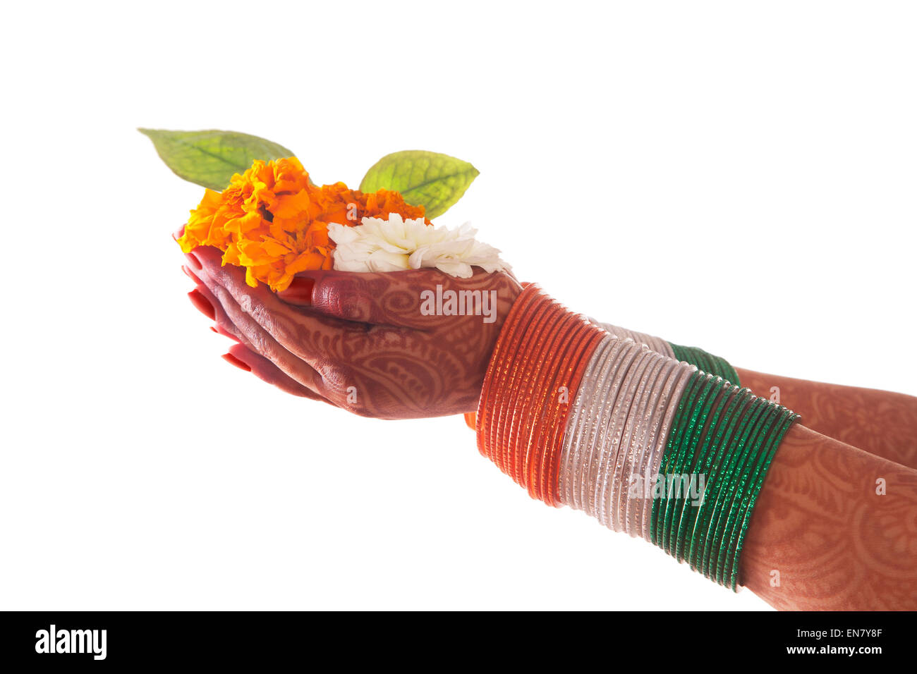 Hände mit Armreifen in den Farben der Nationalflagge mit Blumen Stockfoto