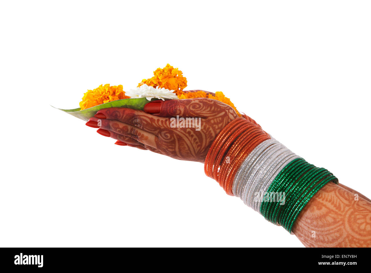 Hände mit Armreifen in den Farben der Nationalflagge mit Blumen Stockfoto