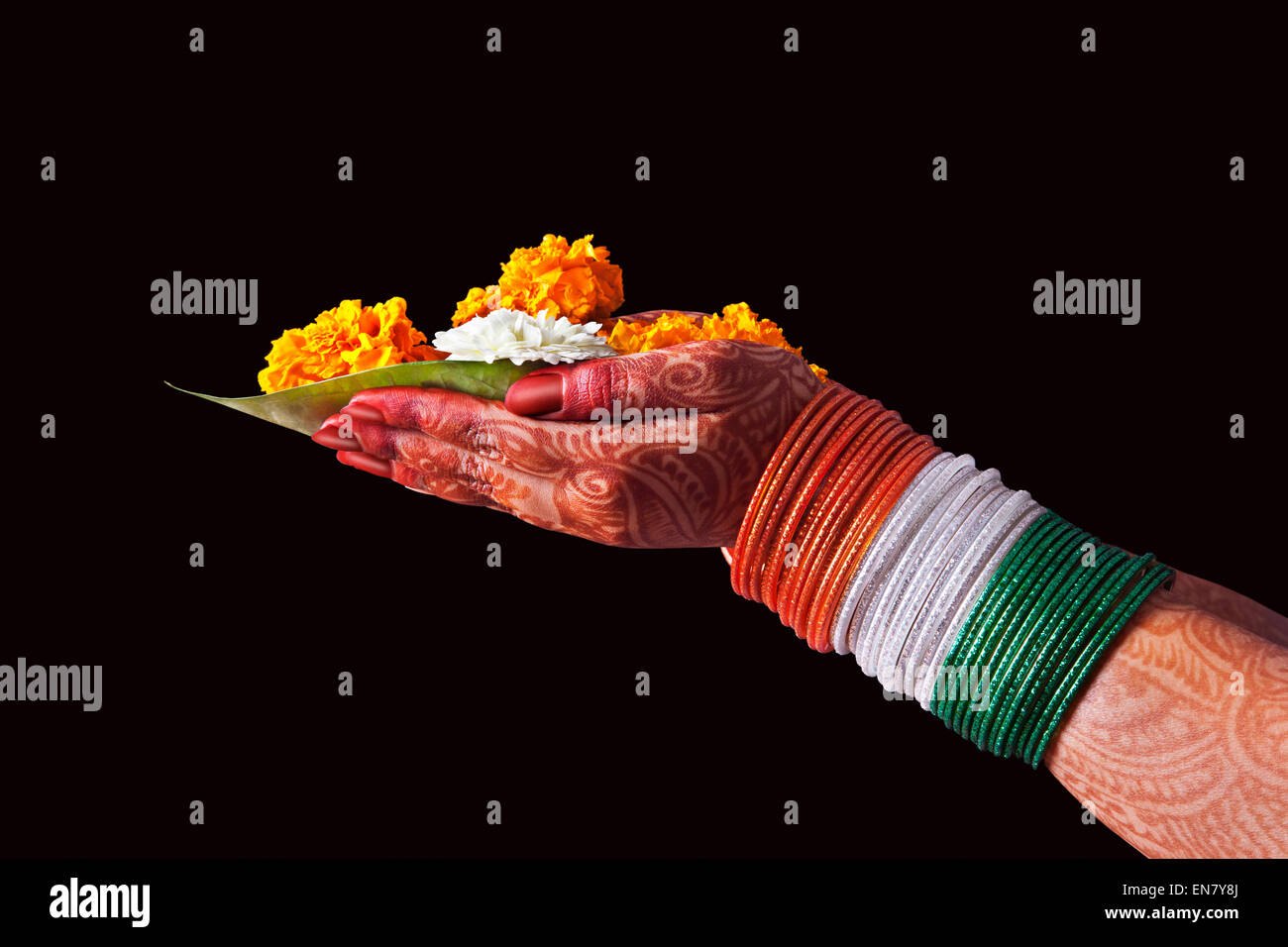 Hände mit Armreifen in den Farben der Nationalflagge mit Blumen Stockfoto