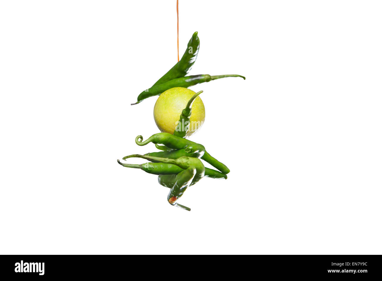 Indische Nimbu Mirchi Charme isoliert auf weißem Hintergrund Stockfoto