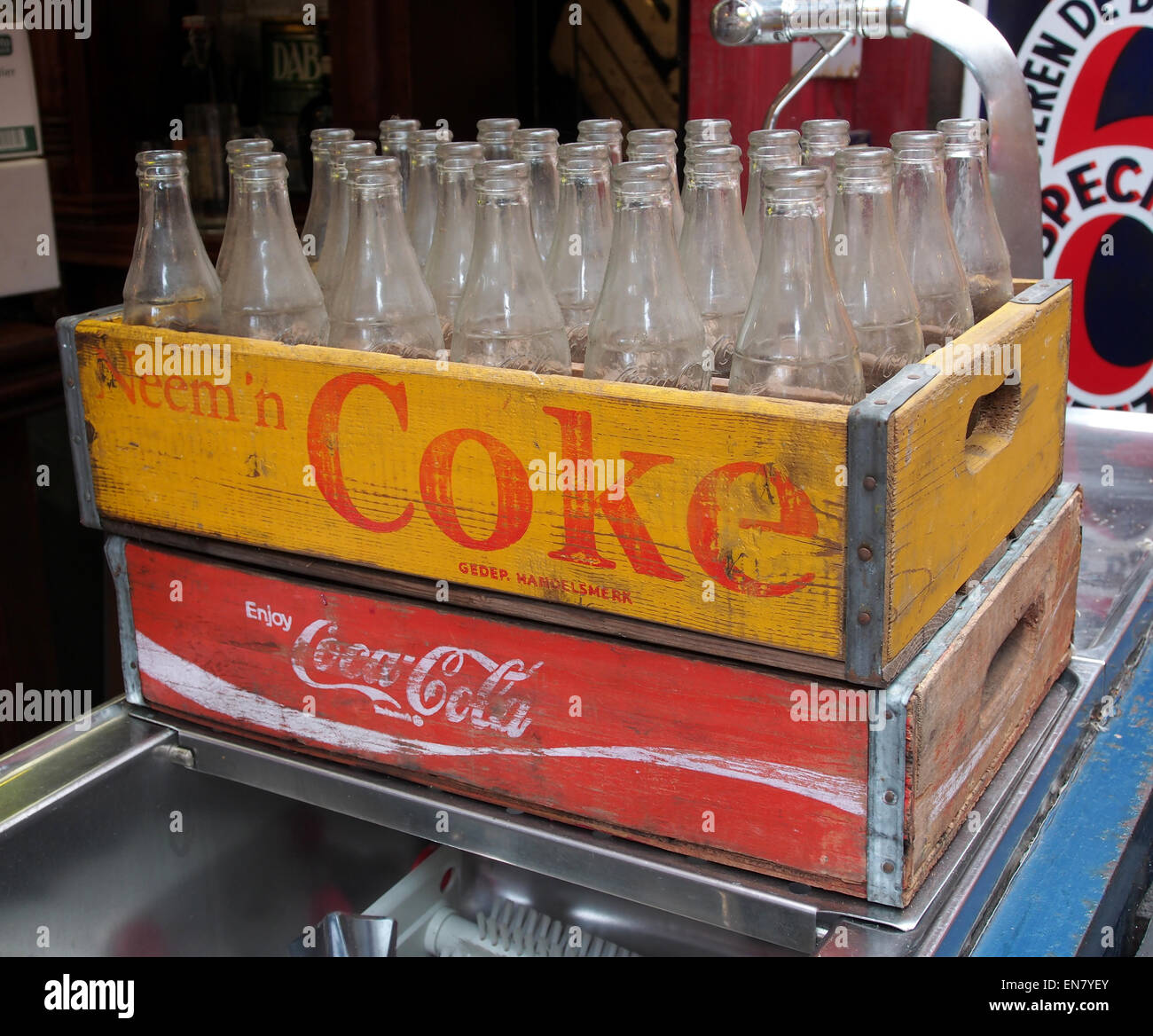 Coca-Cola Coke Kiste mit alten Glas-Flaschen Stockfotografie - Alamy