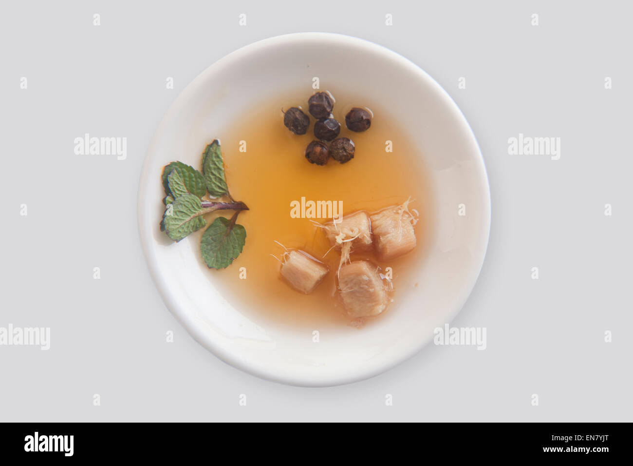 Kräuter-Suppe mit Pfeffer, Ingwer und Minze Blätter Stockfoto