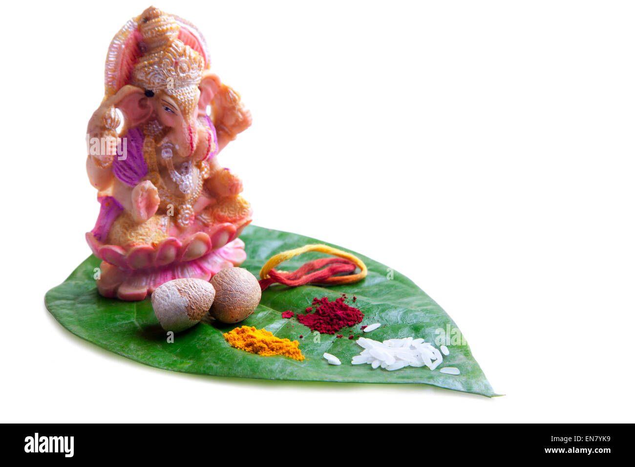 Lord Ganesha Idol gebrachten Betelblatt mit Reis, Areca-Nuss, roter Faden, Kumkum und Kurkuma Stockfoto