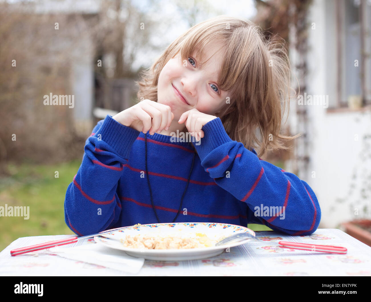 Junge mit blonden Haaren, Essen im freien Lächeln Stockfoto