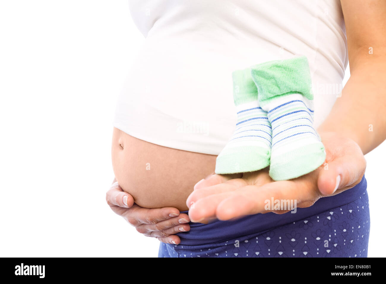 Schwangere Frau mit Baby-Schuhe Stockfoto