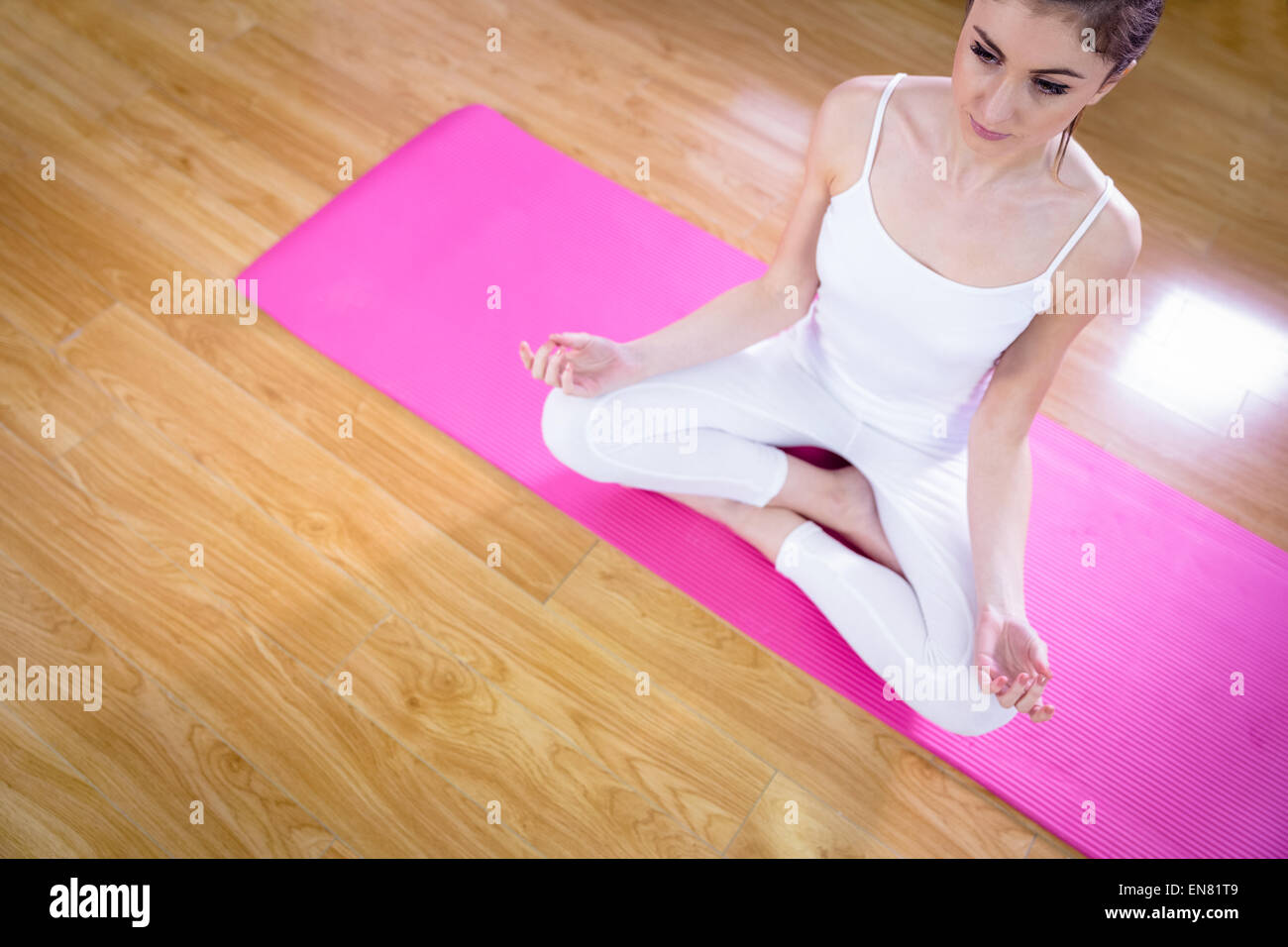 Fit Woman beim Yoga auf der Matte Stockfoto