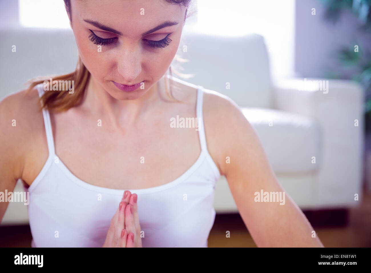 Fit Woman Yoga machen Stockfoto