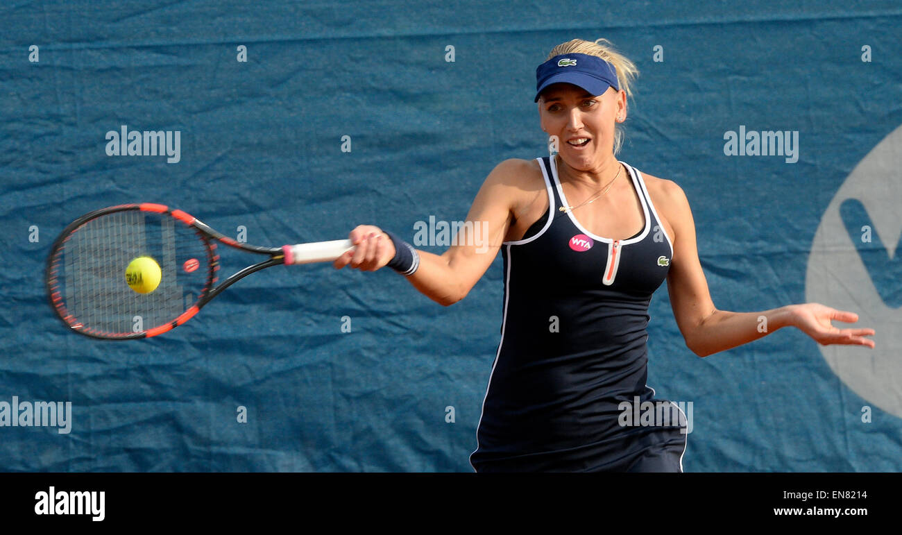 Prag, Tschechische Republik. 29. April 2015. Russische Tennisspielerin Elena Vesnina spielt gegen Barbora Strycova (CZE) während das J & T Banka Prague Open Match in Prag, Tschechische Republik, auf Mittwoch, 29. April 2015. Bildnachweis: Michal Krumphanzl/CTK Foto/Alamy Live-Nachrichten Stockfoto