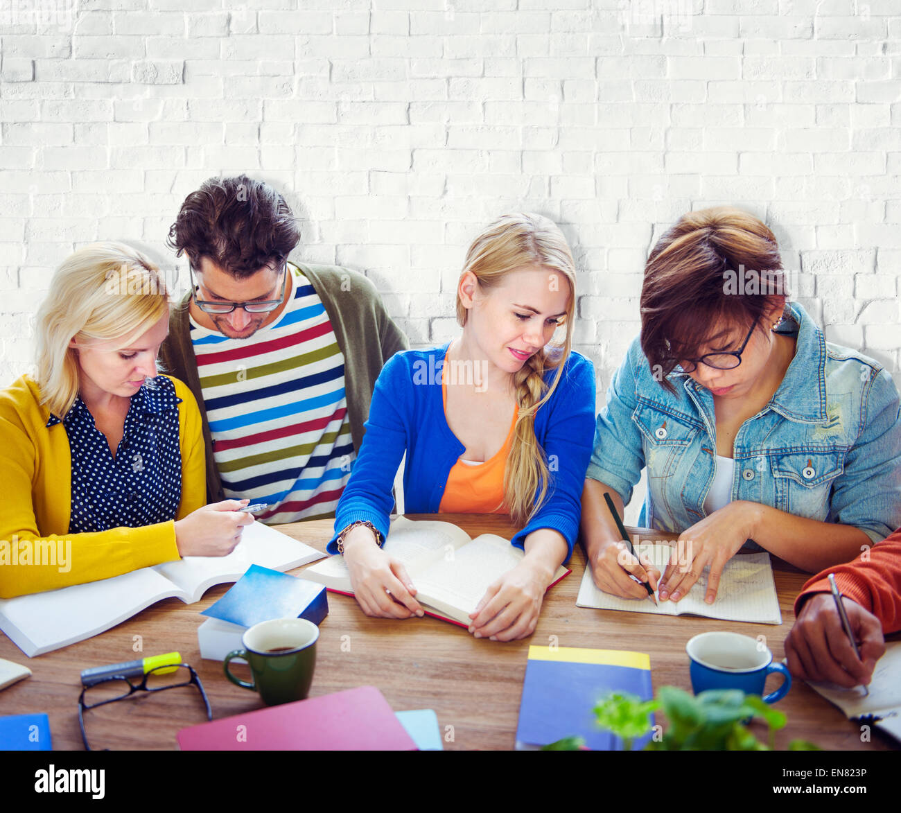 Multiethnische Gruppe von Menschen treffen Stockfoto