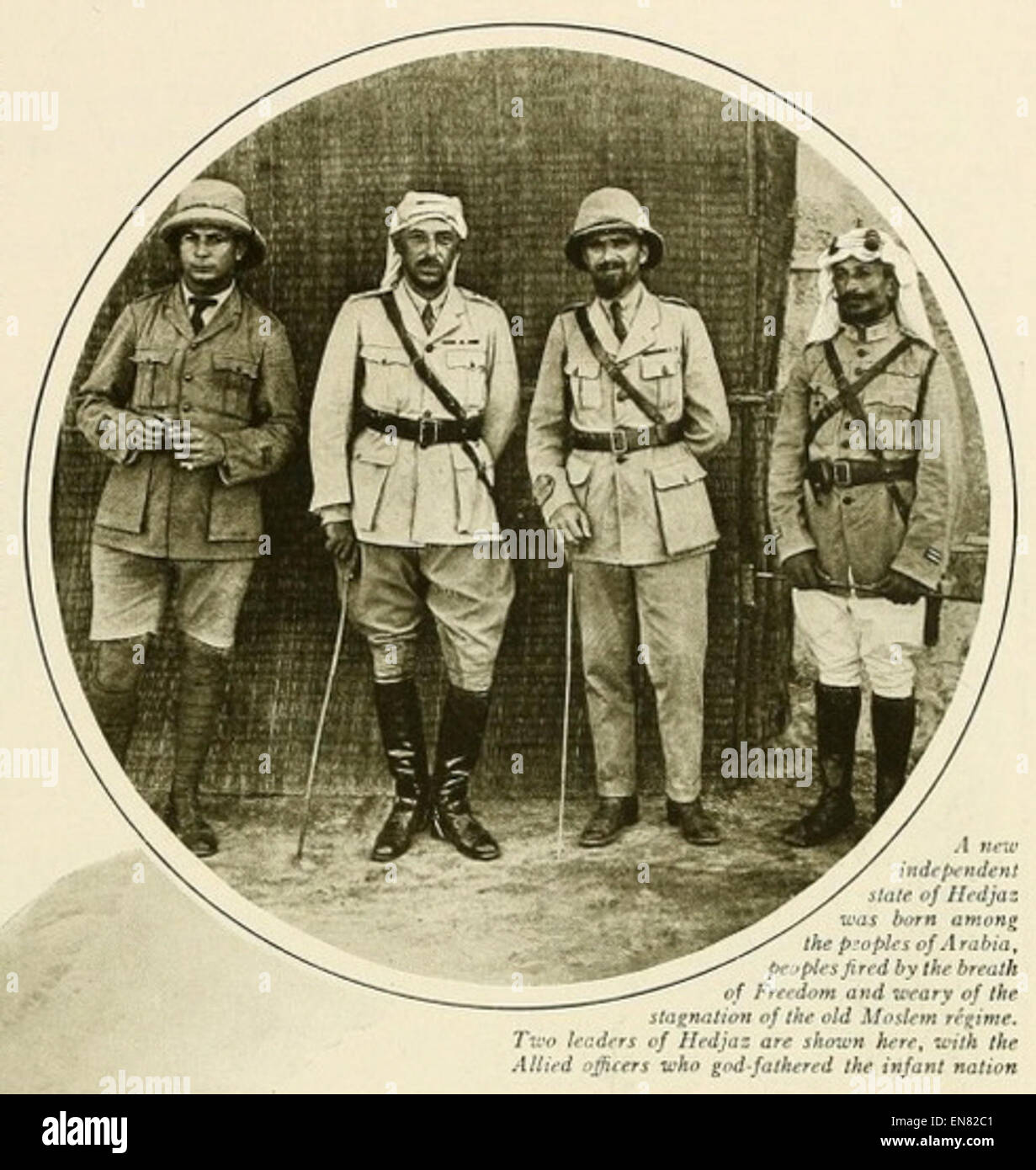 Ein Foto aus dem Jahr 1919, das die führenden Persönlichkeiten aus der Hejaz-Region Saudi-Arabiens zeigt, die wahrscheinlich an den politischen und sozialen Veränderungen beteiligt waren, die zur Gründung des modernen Saudi-Arabiens führten. Stockfoto