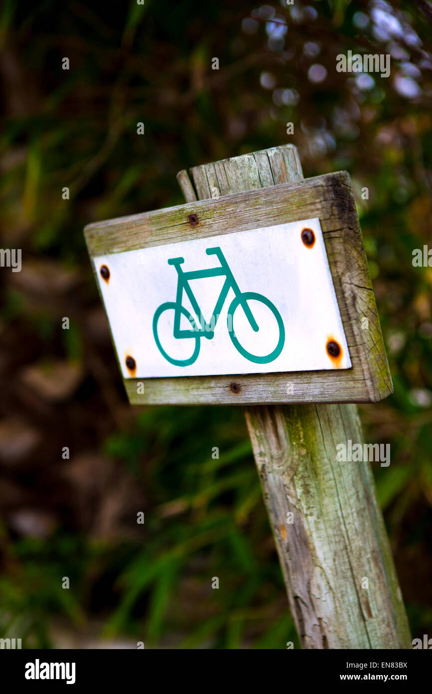 Fahrrad-Schild an einem hölzernen Pfosten auf dem Lande Stockfoto