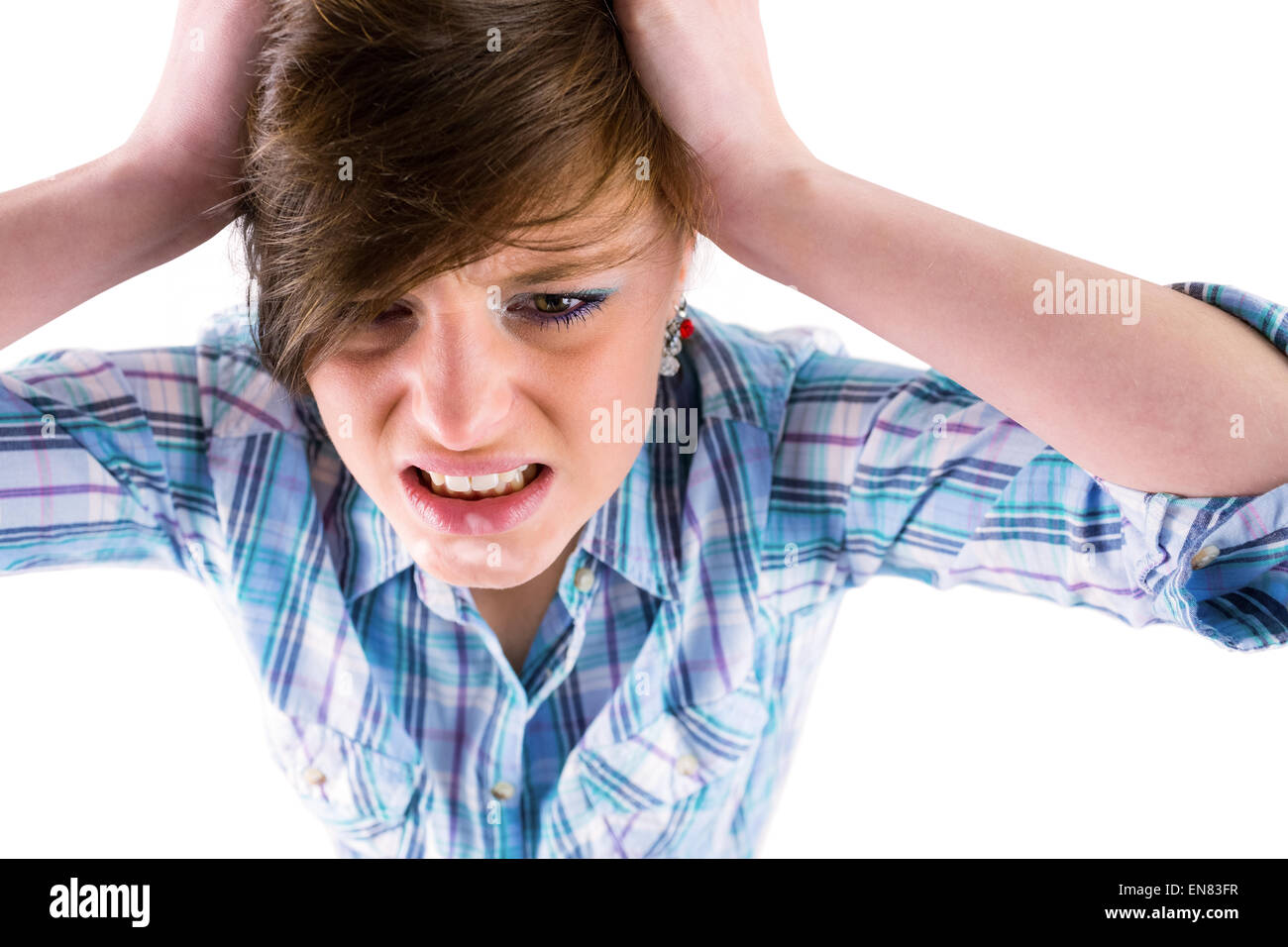 Wütend hübsche Brünette mit den Händen auf den Kopf Stockfoto