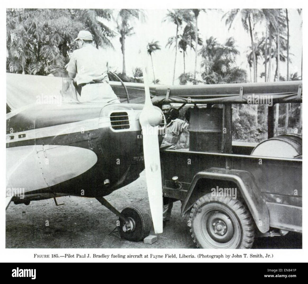 Dieses Bild aus dem Jahr 1954 zeigt den Piloten Paul J. Bradley auf dem Payne Field in Liberia, der einen Moment der Luftfahrt aus der Mitte des 20. Jahrhunderts in Westafrika festnimmt. Stockfoto
