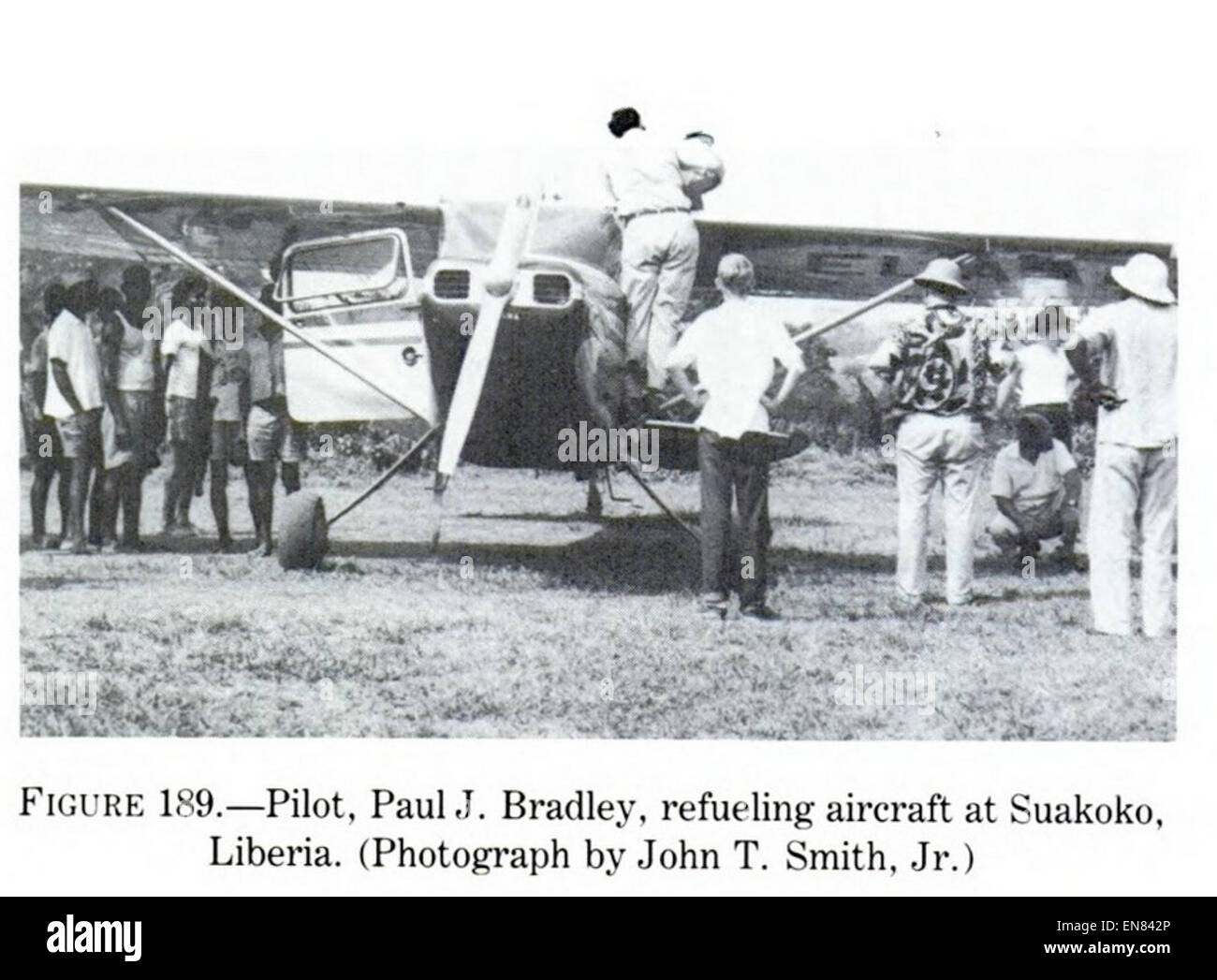 Ein Foto oder eine Illustration aus dem Jahr 1955 mit dem Piloten Paul J. Bradley auf dem Flugplatz Suakoko, wahrscheinlich in Liberia, dokumentiert die Geschichte der Luftfahrt. Stockfoto