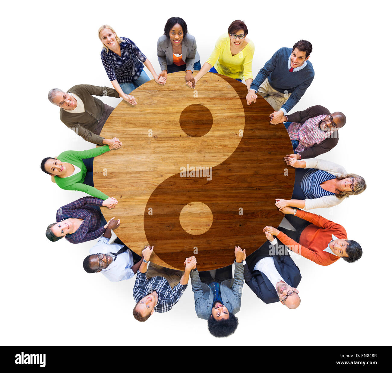 Multiethnische Menschen Hand in Hand mit Yin Yang Symbol Stockfoto