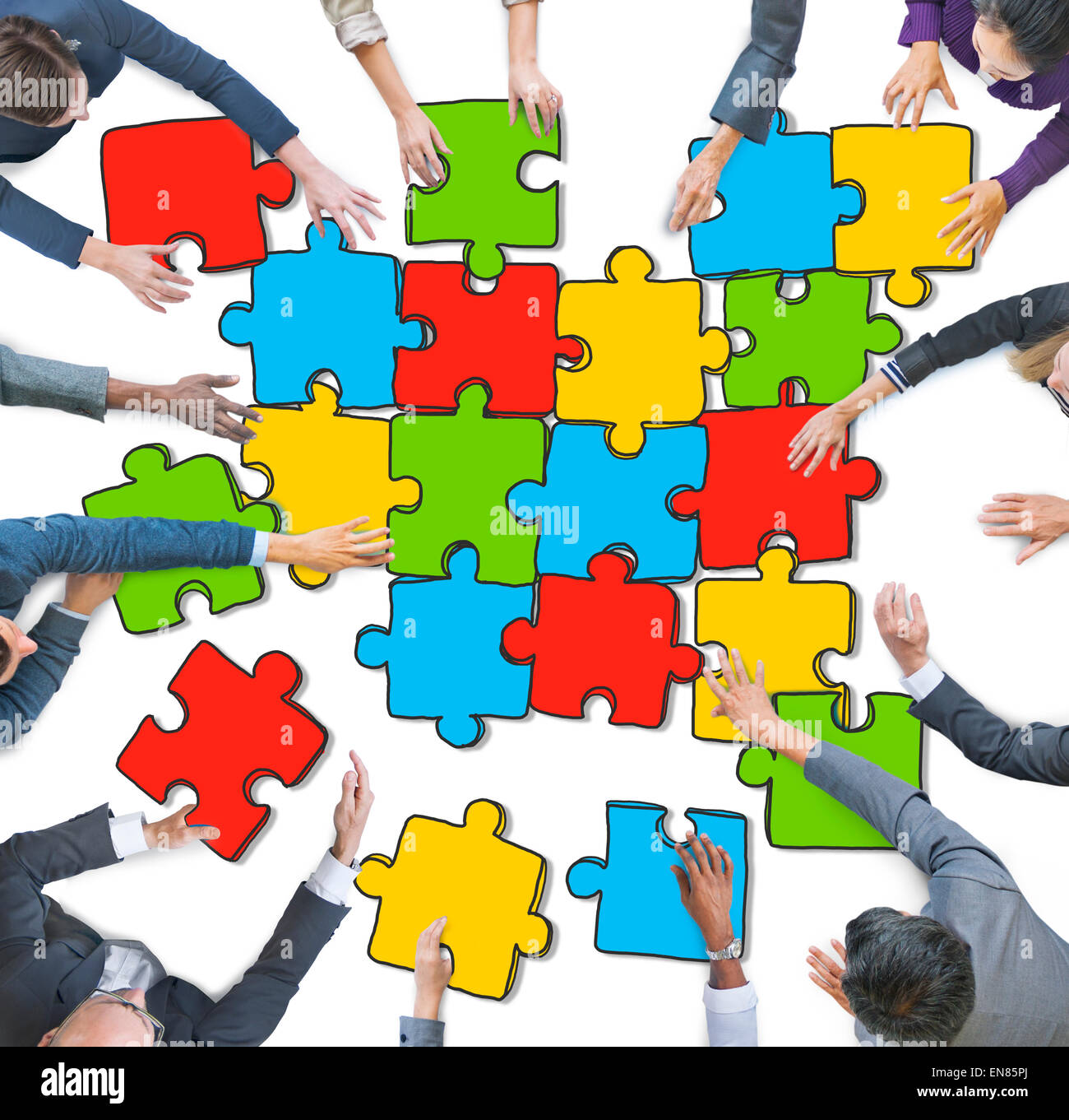 Gruppe von Menschen, die Bildung von Jigsaw Puzzles Stockfoto