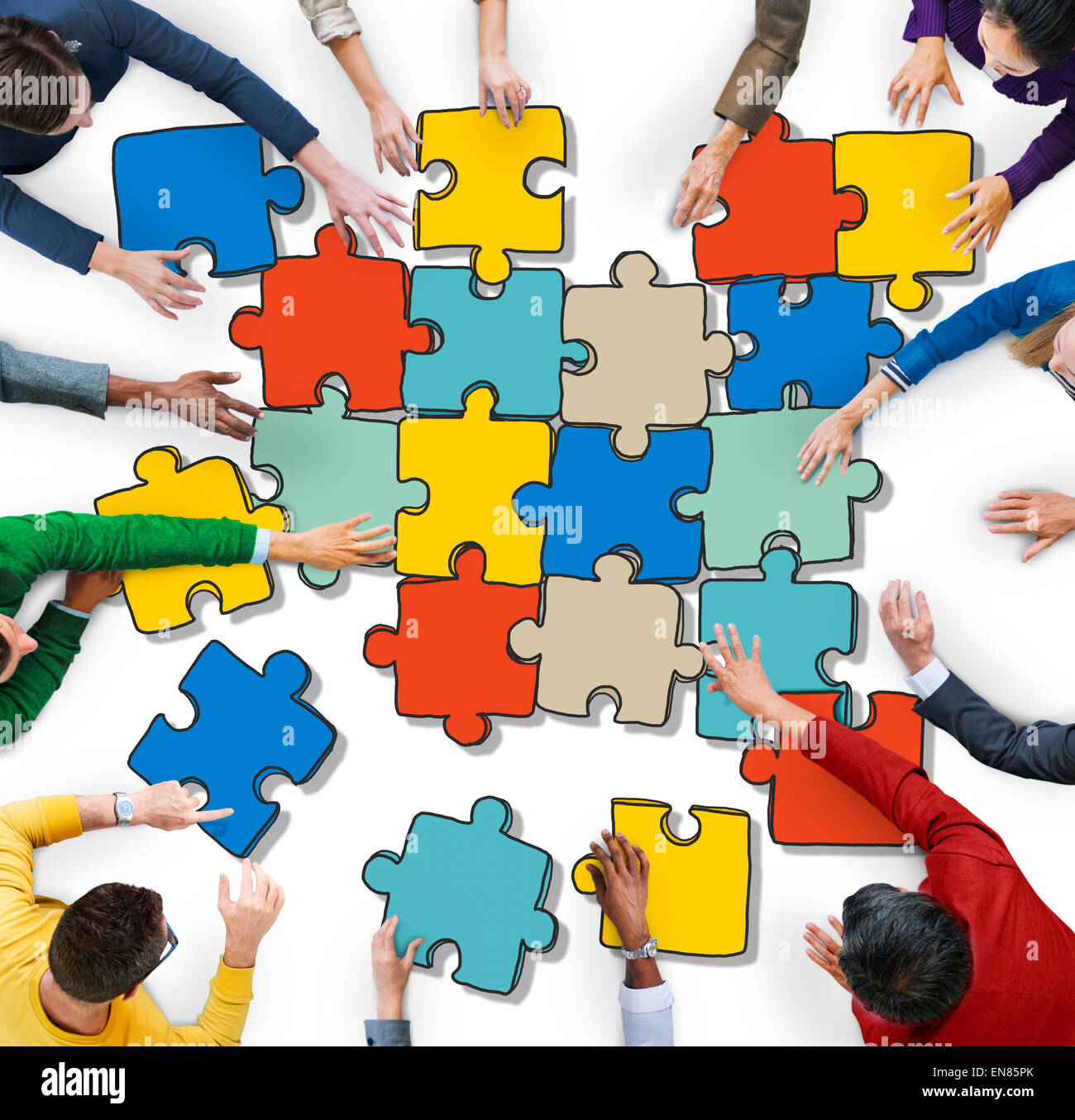 Gruppe von Menschen, die Bildung von Jigsaw Puzzles Stockfoto