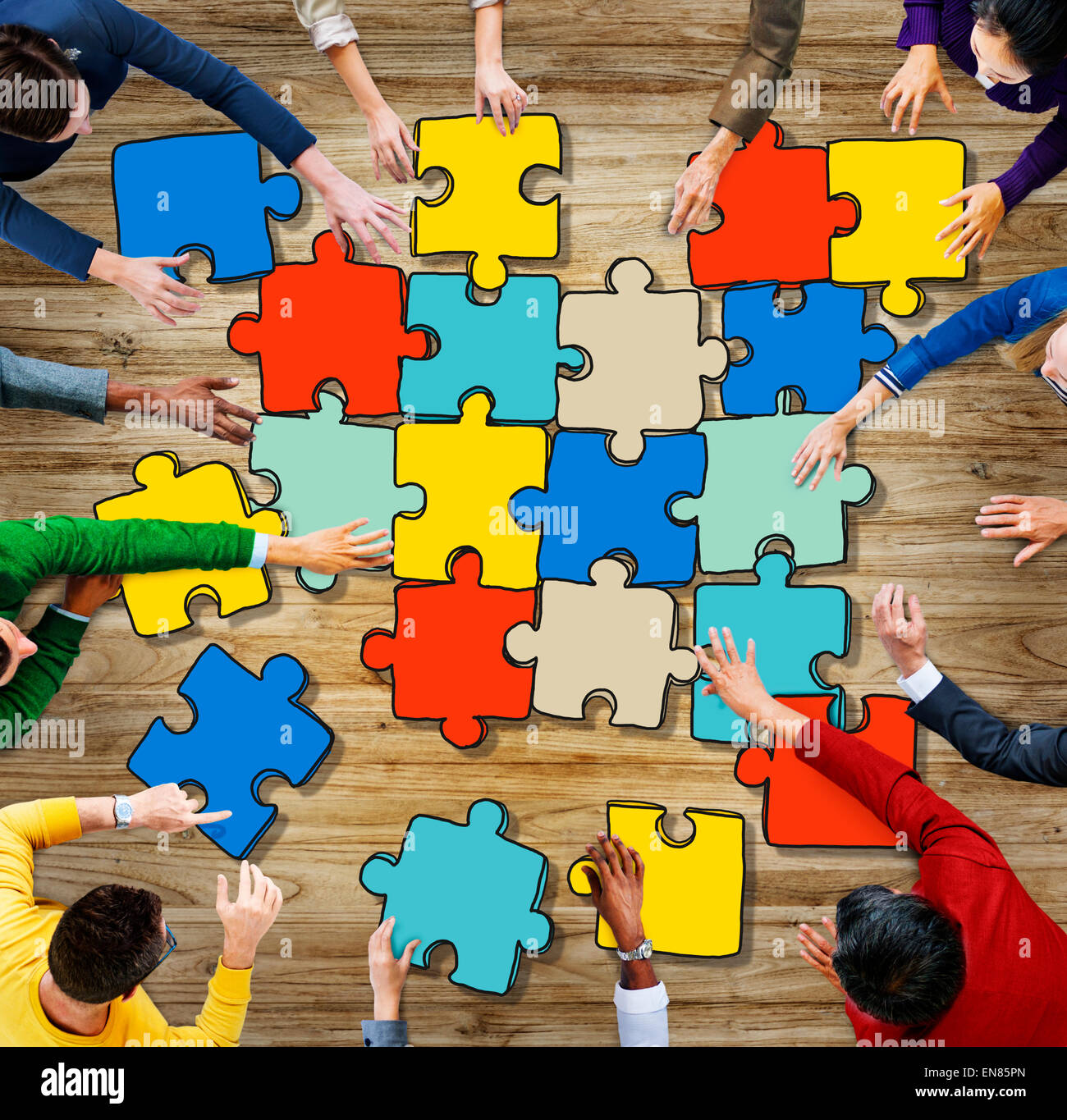 Gruppe von unterschiedlichen Menschen mit Jigsaw Puzzle-Stücke-Konzept Stockfoto