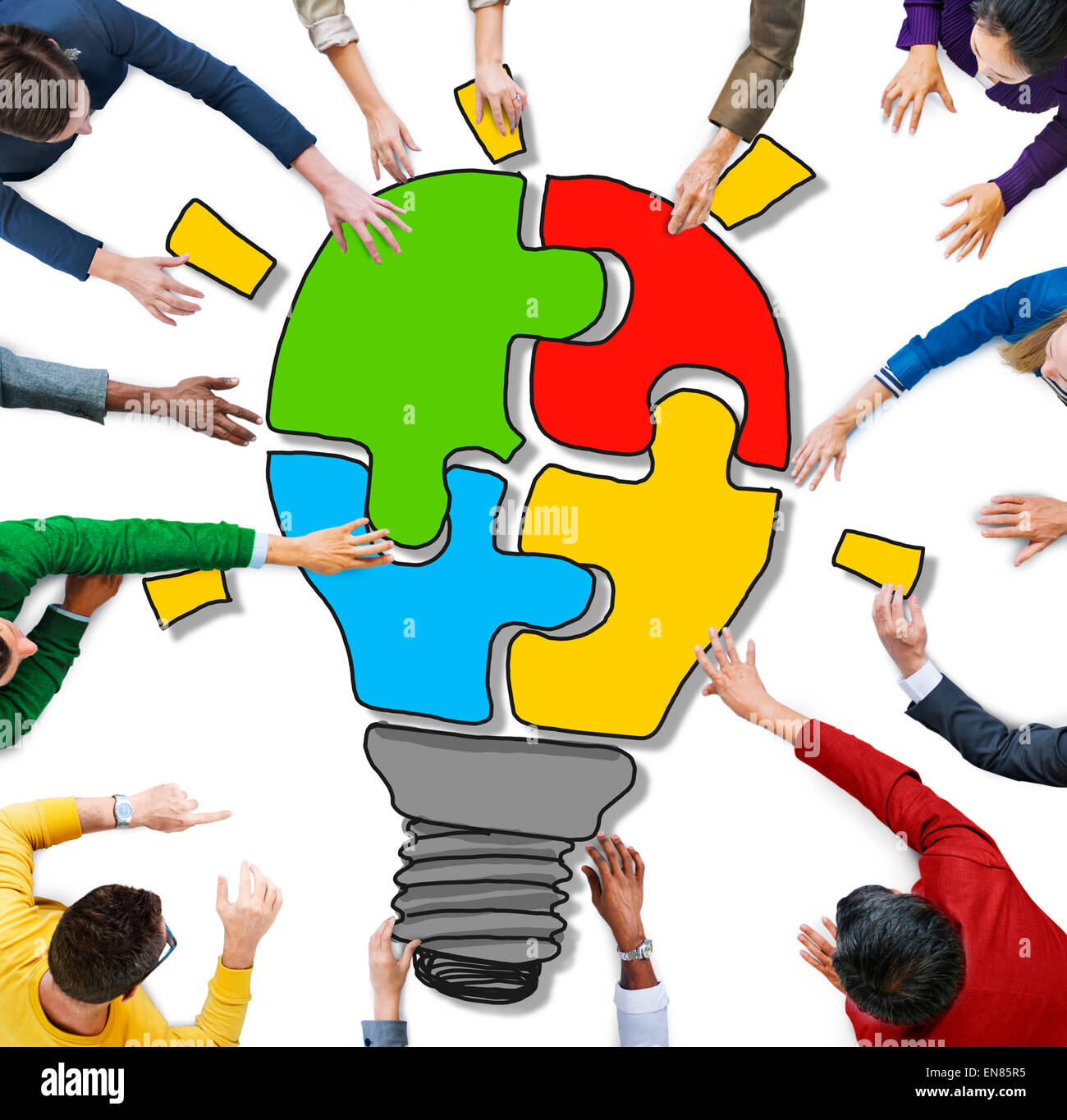 Menschen mit Jigsaw Puzzle bilden Glühbirne in Foto und Illustration Stockfoto