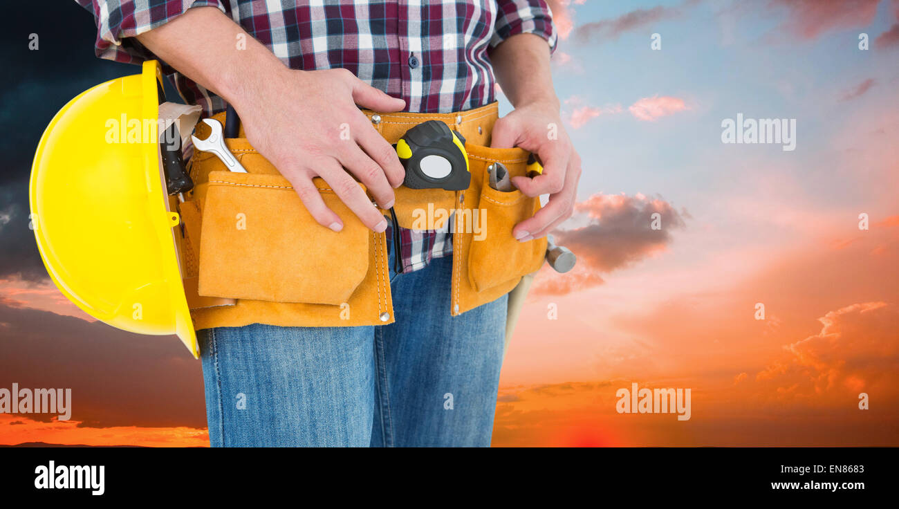 Zusammengesetztes Bild von Handyman mit Werkzeuggürtel und Handwerker Stockfoto