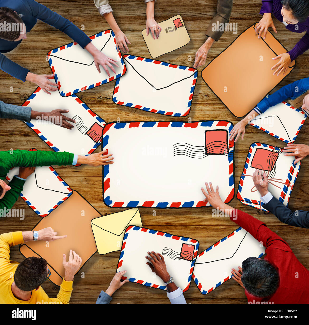 Multiethnische Gruppe von Menschen mit Mailkonzept Stockfoto