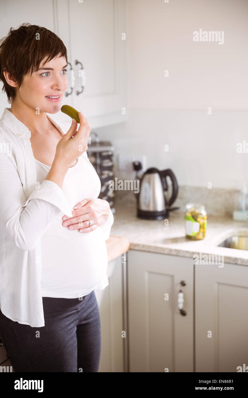 Schwangere Frau Essen Glas Gewürzgurken Stockfoto