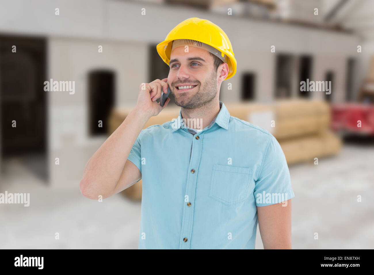 Zusammengesetztes Bild des glücklichen männlichen Architekten im Gespräch auf dem Handy Stockfoto