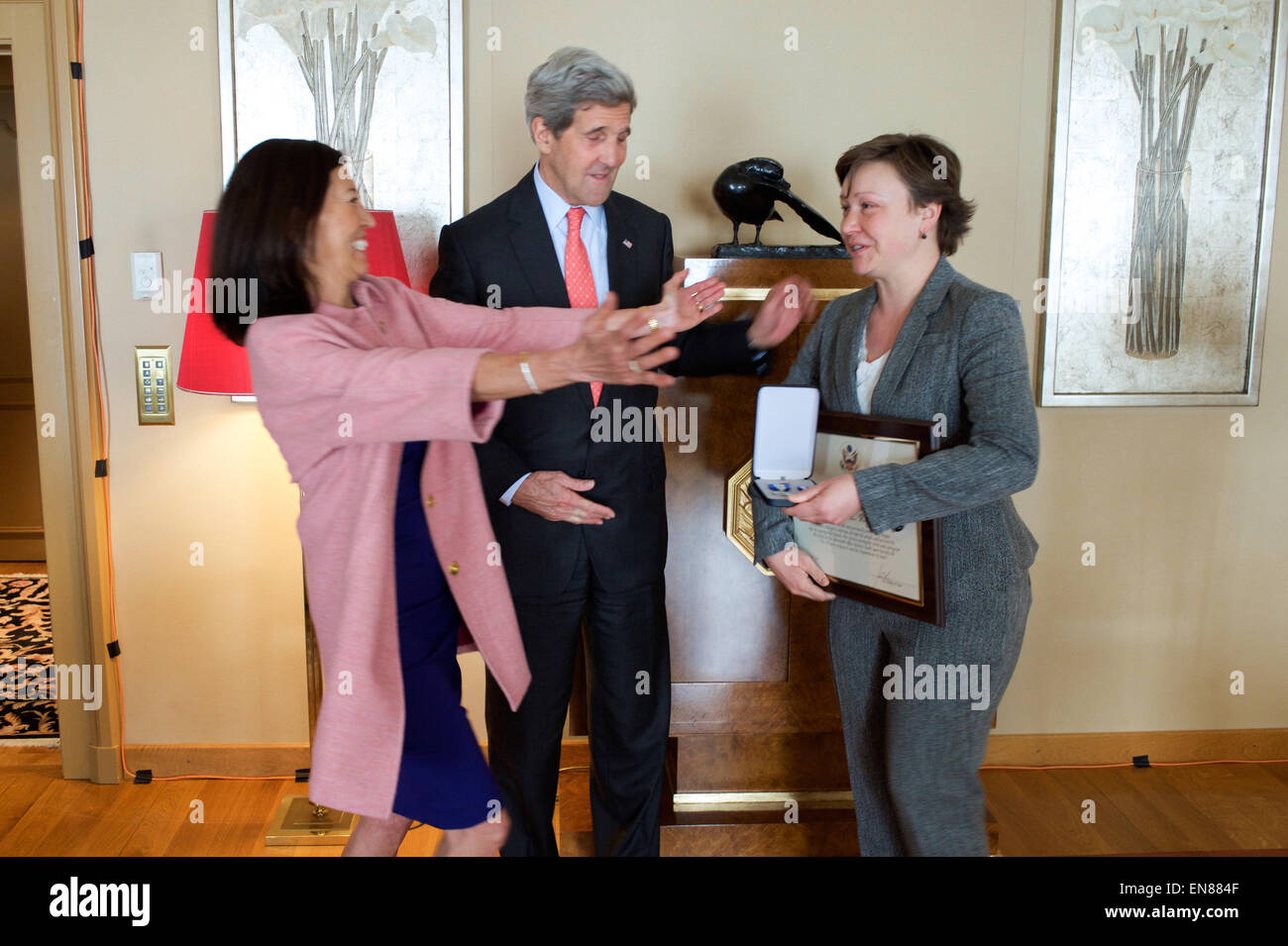 Botschafterin Pamela Hamamoto, ständiger Vertreter der Schweiz bei den Vereinten Nationen in Genf, bereitet zu umarmen Mission Genf Information Officer Meg Riggs nach US-Außenminister John Kerry, ihr Heldentum Staatspreis Abteilung am 20. März 2015, in Lausanne, Schweiz, präsentiert danke Riggs zur Hilfe von einer Schweizerin, die im September letzten Jahres angegriffen wurde. Stockfoto