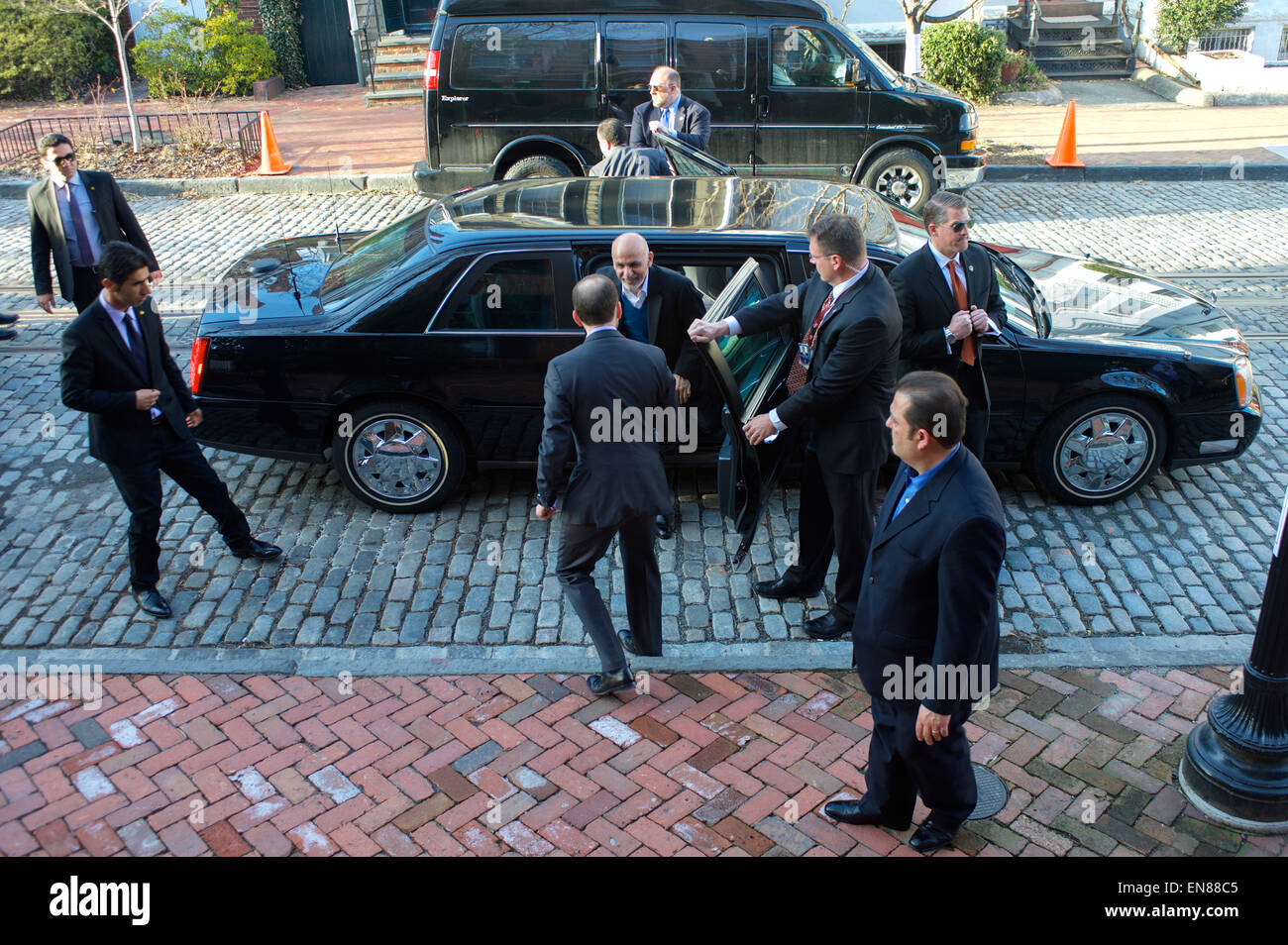 Botschafter Peter Selfridge, US Leiter des Protokolls, begrüßt afghanischen Präsidenten Ashraf Ghani, die Residenz des US-Außenminister John Kerry zu einem Arbeitsessen in Washington, D.C., am 22. März 2015. Stockfoto