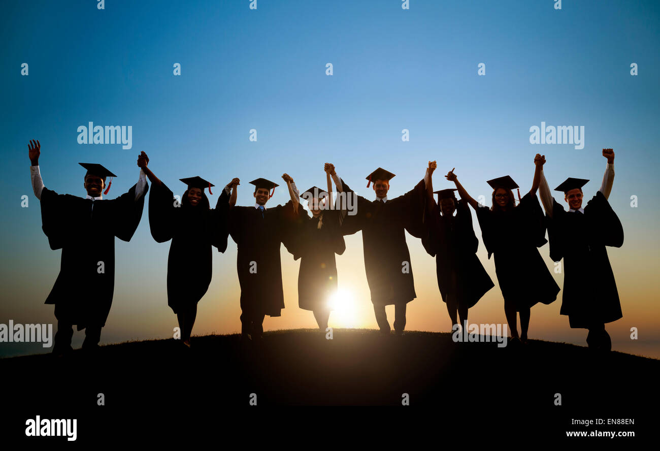 Diverse internationale Studentengruppe feiert Abschluss Stockfoto