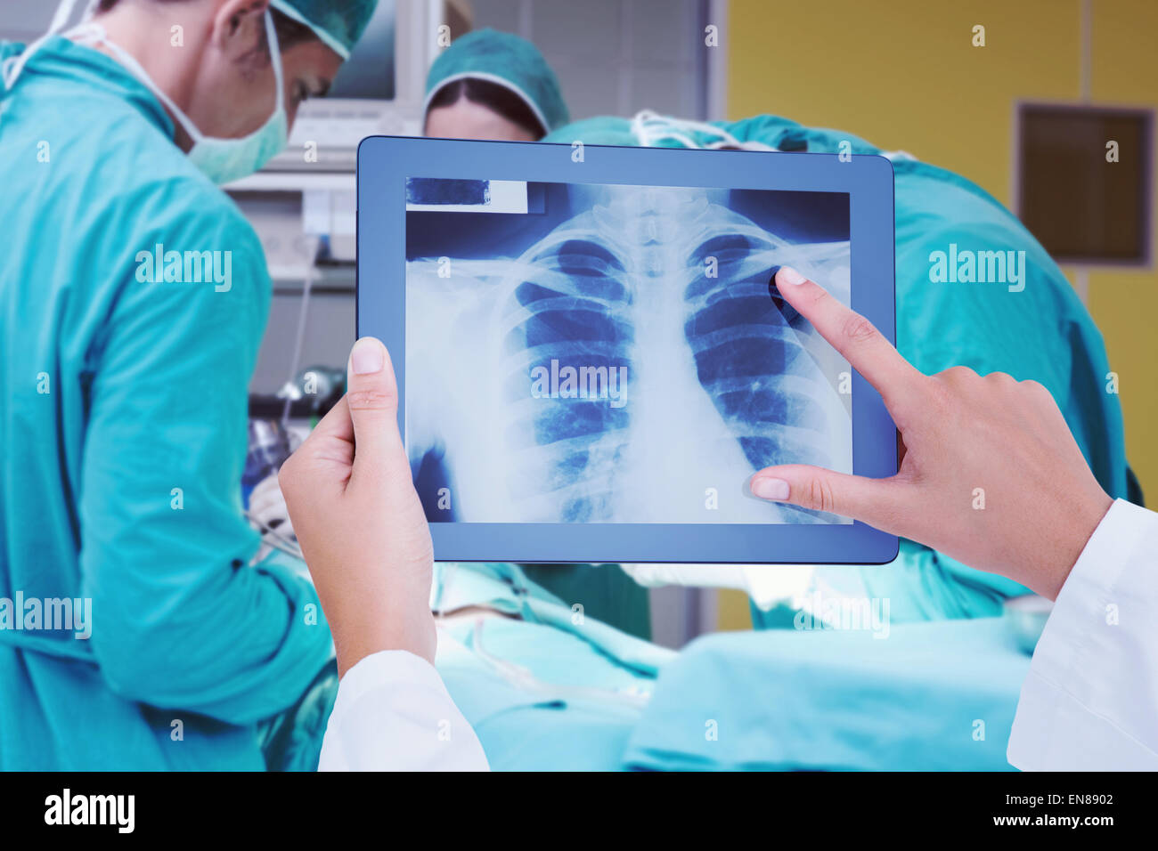 Zusammengesetztes Bild des Arztes betrachten Xray auf tablet Stockfoto