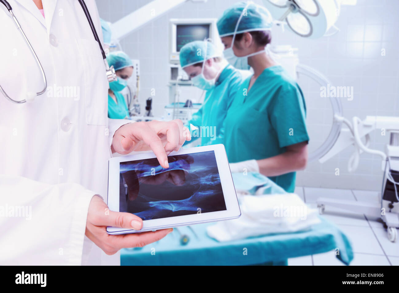 Zusammengesetztes Bild des Arztes betrachten Xray auf tablet Stockfoto