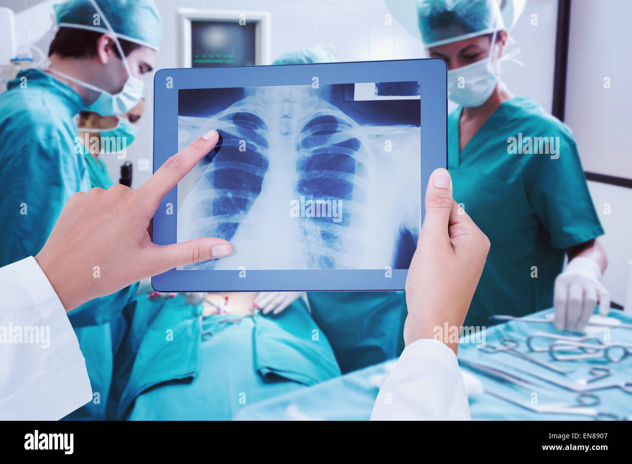 Zusammengesetztes Bild des Arztes betrachten Xray auf tablet Stockfoto