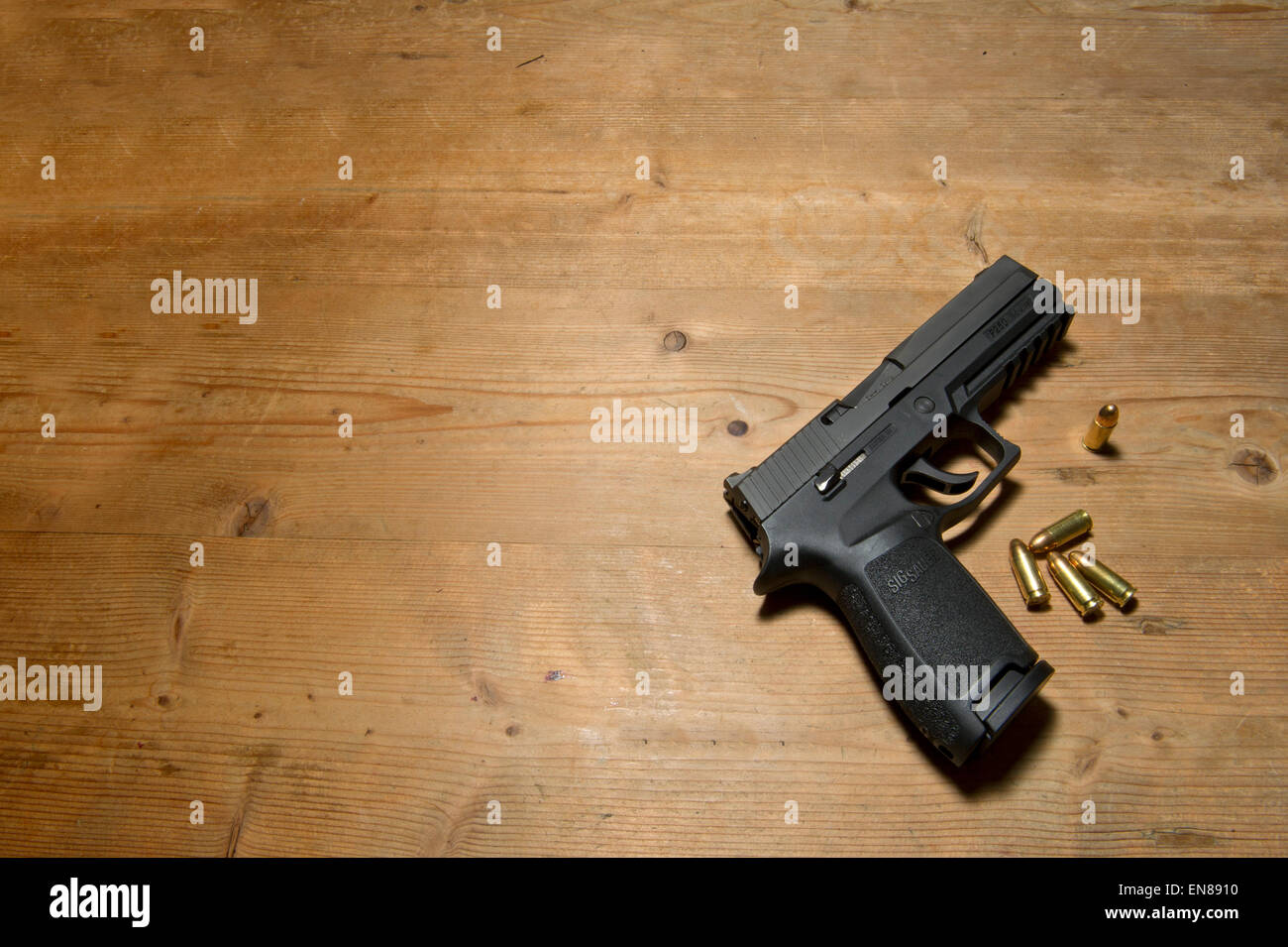 Eine Sig P250 halbautomatische Pistole mit 9mm.parabellum Munition, was darauf hindeutet, Mord, Geheimnis, Tod, töten, Pistole, schießen Stockfoto