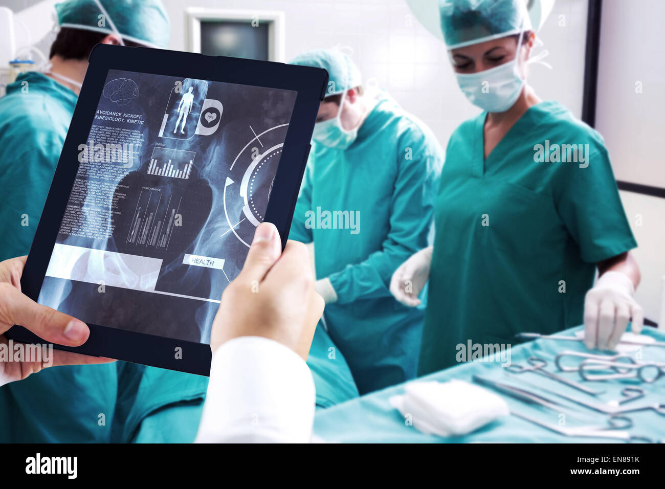 Zusammengesetztes Bild des Mannes mit TabletPC Stockfoto