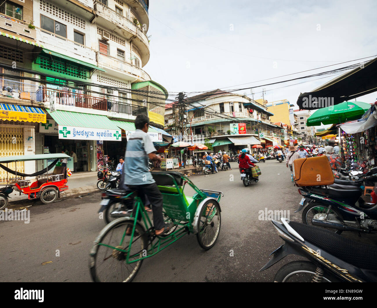 Straßenszene mit Rikscha in Phnom Penh, Kambodscha, Asien Stockfoto