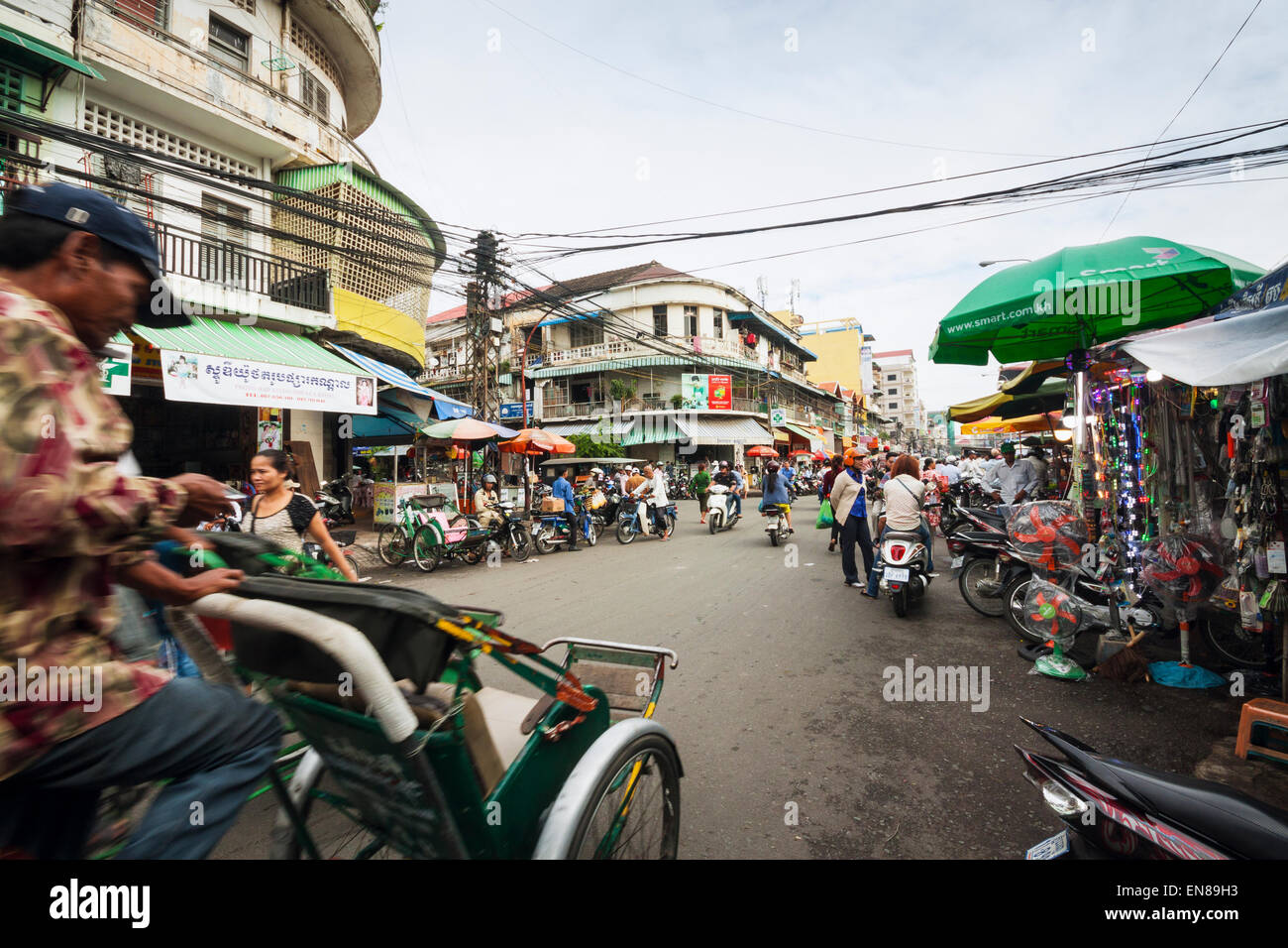 Straßenszene mit Rikscha in Phnom Penh, Kambodscha, Asien Stockfoto