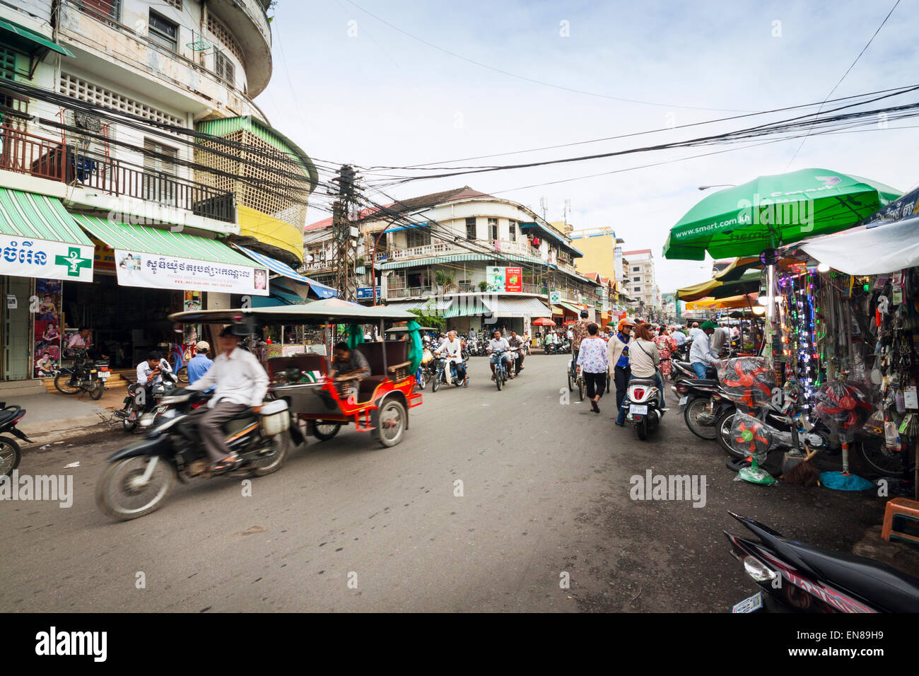 Straßenszene mit Motoriksha in Phnom Penh, Kambodscha, Asien Stockfoto