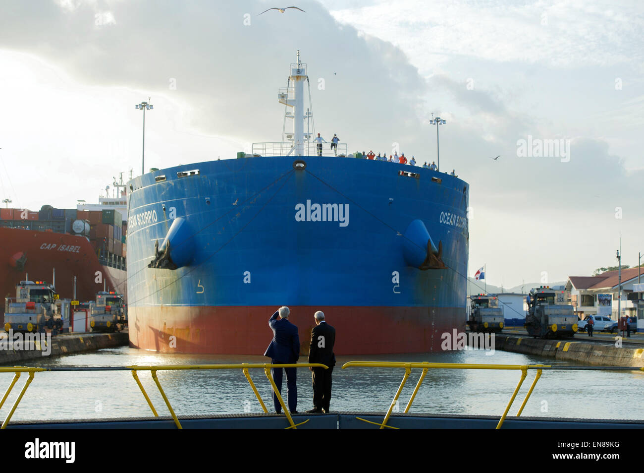 US-Außenminister John Kerry und Panamakanal stellvertretender Administrator Manuel Benítez prüfen ein Schiff am 10. April 2015, Transit die Miraflores-Schleusen in Panama City, Panama, der Sekretär den historischen Transit Weg besuchte nach seinem Eintritt Präsident Obama in die Gipfel des Amerikas. Stockfoto