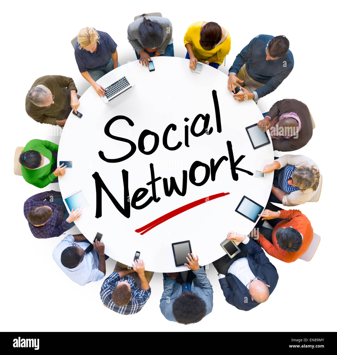 Gruppe von Menschen Hand in Hand um Brief Sozialnetz Stockfoto