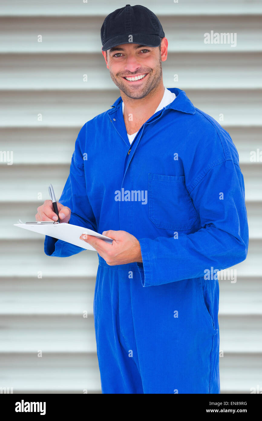 Zusammengesetztes Bild von Handyman in blaue Schrift insgesamt in Zwischenablage Stockfoto